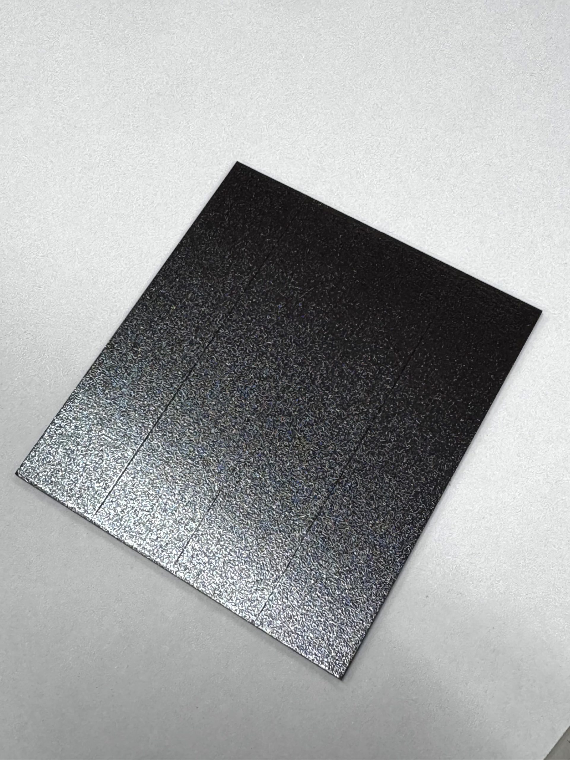 粘着付きマグネットシートの加工事例｜4個取り・保護フィルムラミネート対応