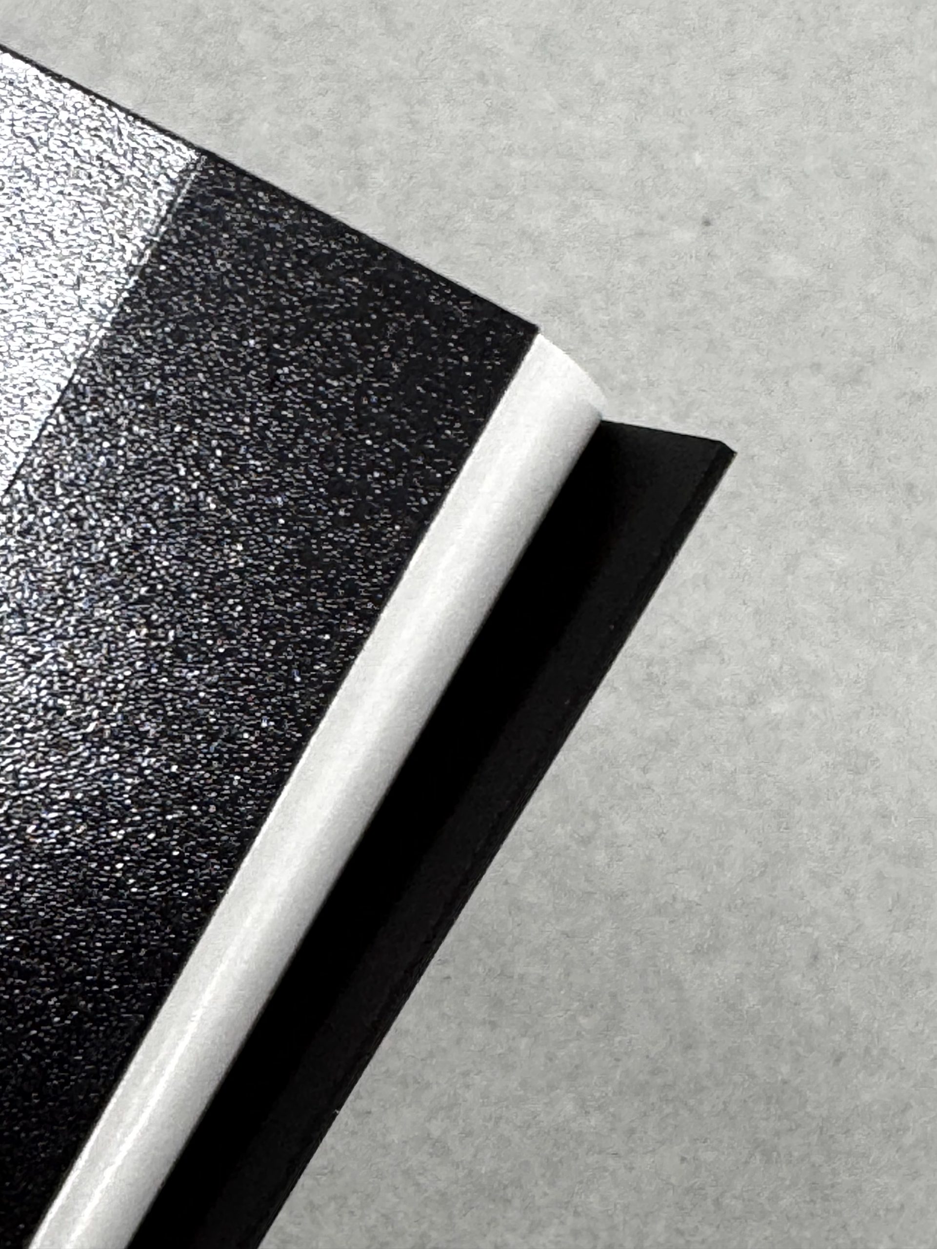 粘着付きマグネットシートの加工事例｜4個取り・保護フィルムラミネート対応