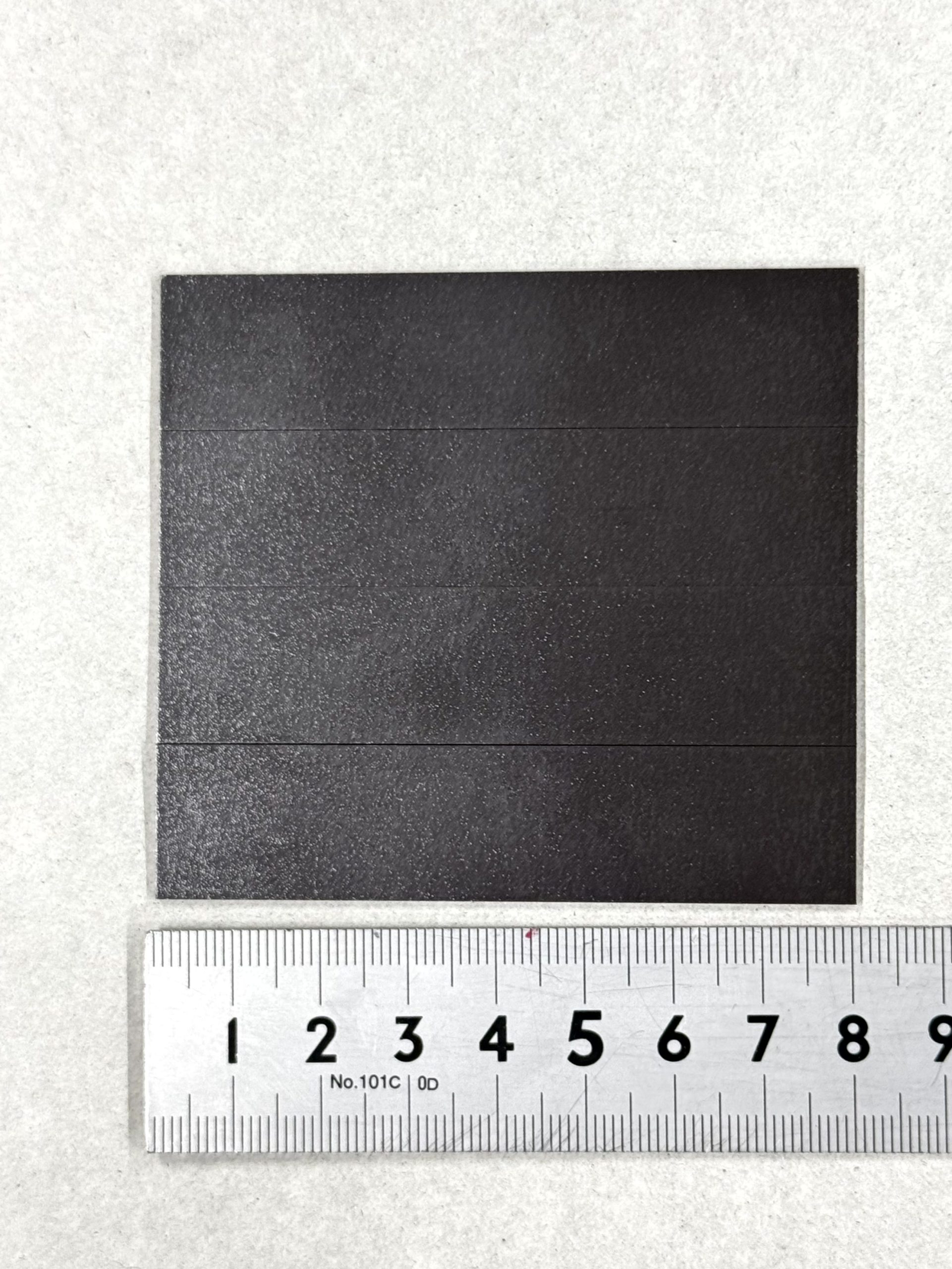 粘着付きマグネットシートの加工事例｜4個取り・保護フィルムラミネート対応